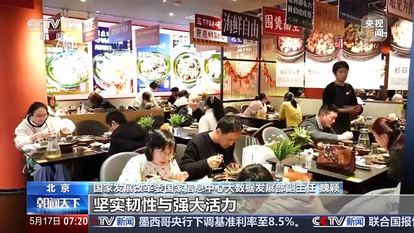 图片包含 游戏机, 桌子, 食物, 男人 AI 生成的内容可能不正确。