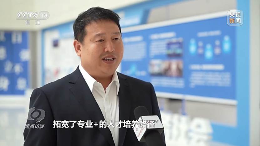 穿着西装笔挺的男子与配字 AI 生成的内容可能不正确。